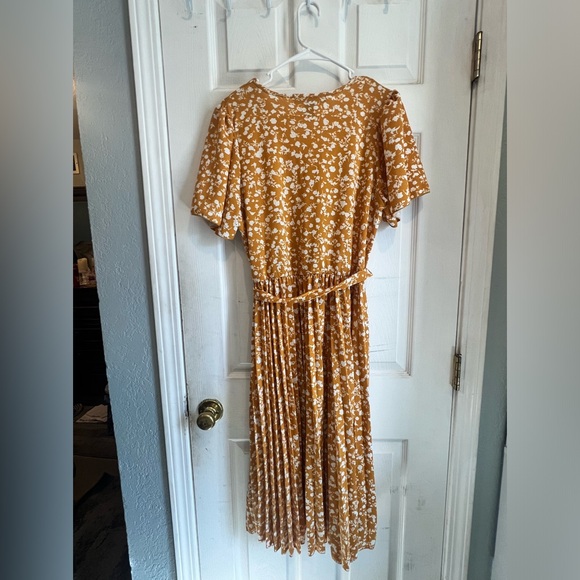 Yellow pleaded summer dress - Picture 2 of 3